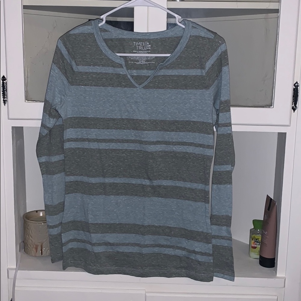 women’s v neck t shirt